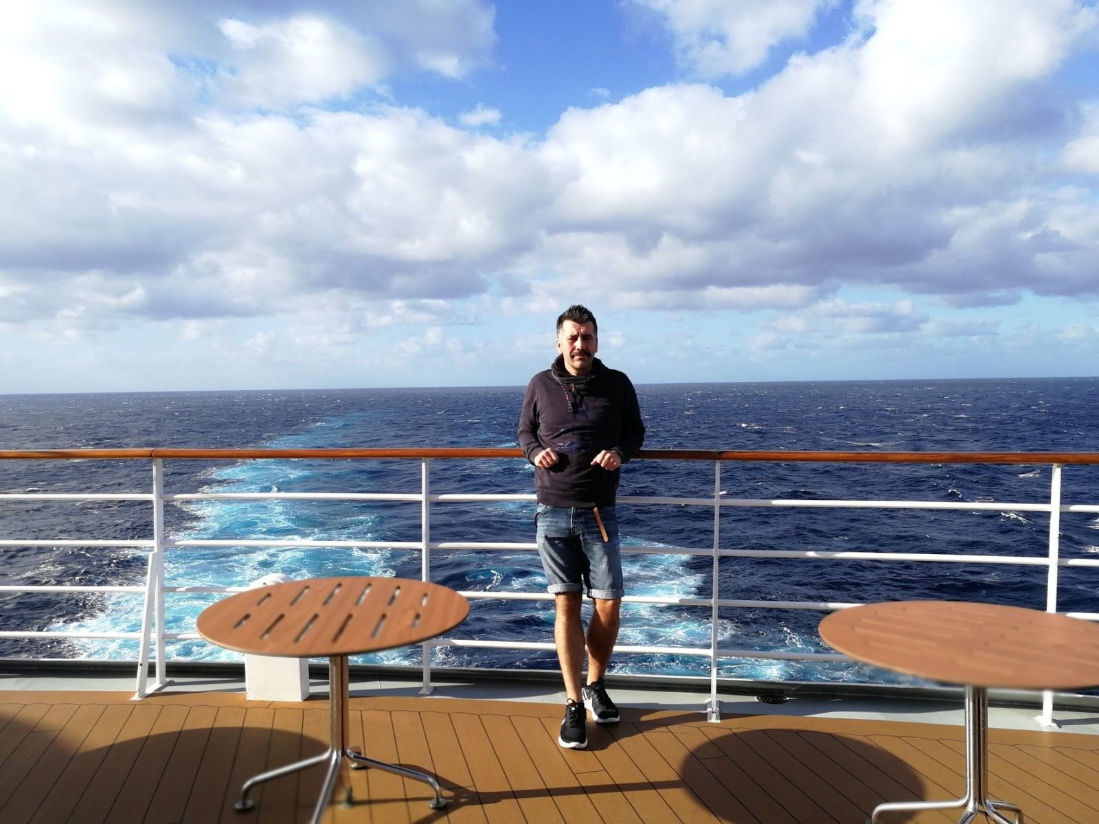 Reisen & Vanlife 33 Aida Luna auf dem Meer