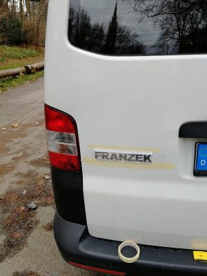 Neues Autoschild mit dem Namen Franzek