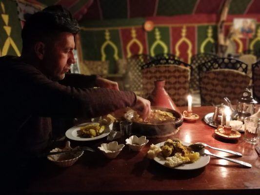 Marek beim Tajine essen