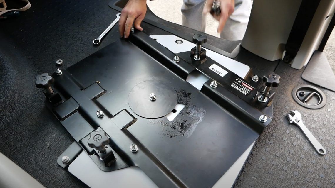 Wie Du die Kiravans Drehkonsole in 2 Stunden in Deinen Campervan einbaust 1 Drehkonsole von Kiravans beim Einbau im T5