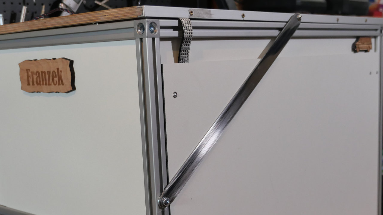 DIY Camper Küchenbox aus Aluprofilen für 200 € 37 Edelstahl Flachstange am Küchenbox-Deckel