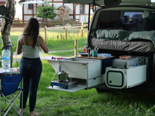 Frau vor Campervan