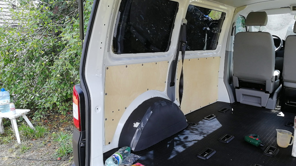 Camper-Ausbau 26 Neue Seitenverkleidung im T5
