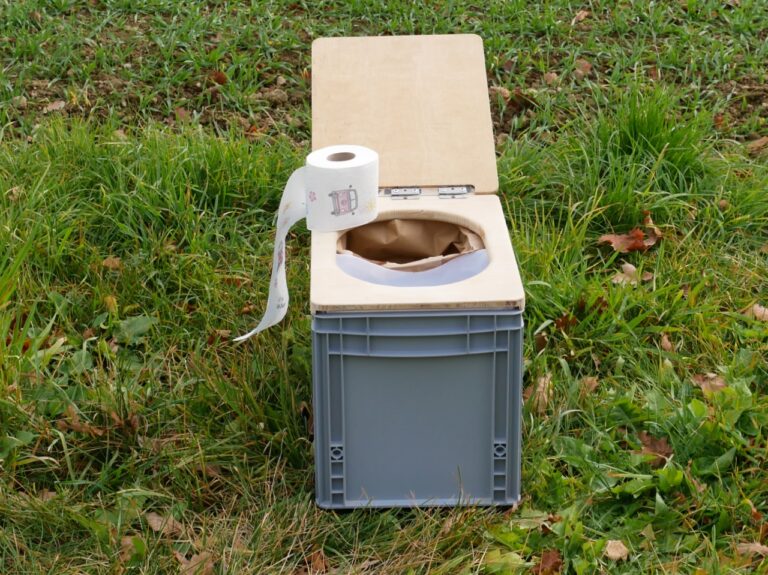 Fertige selbst gebaute Mini Trenntoilette für den Camper