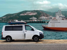 Campervan steht vor Hafen in Tanger Med, Marokko