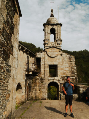 Marek vor dem Kloster Mosteiro de San Juan de Caaveiro