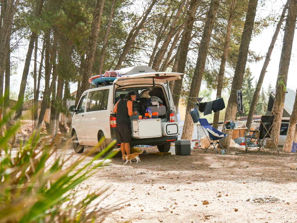 Campervan auf dem Campingplatz in Chefchaouen, Marokko