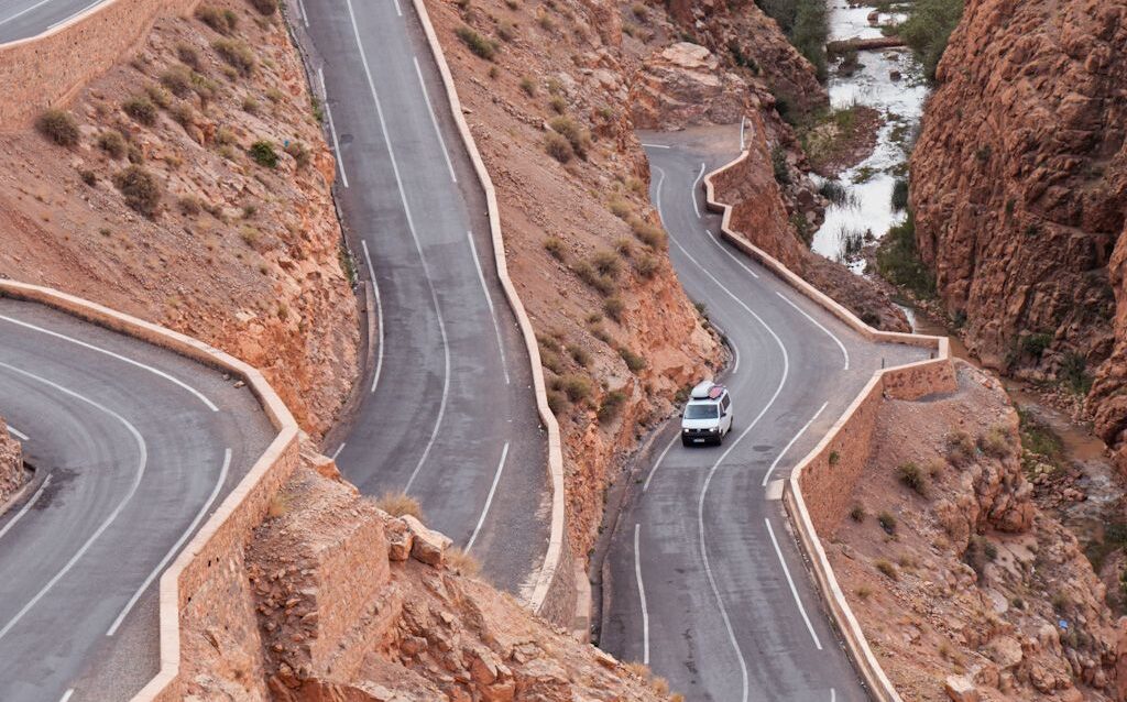 Unser Franzek Campervan auf Serpentinen in der Dades Schlucht