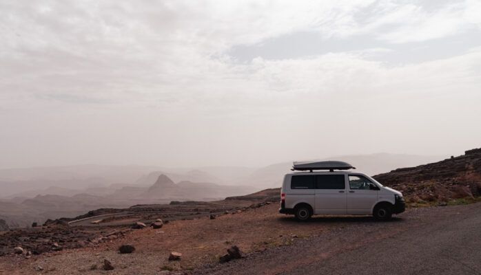 Campervan auf Passstraße auf Aussichtsplattform des Jbel Sarhro Gebirges