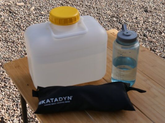 Frischwasserkanister, Trinkflasche und KATADYN Wasserfilter auf Tisch