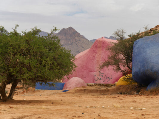 Zerklüftete Felsen in der Landschaft in Blau und Pink als Kunst