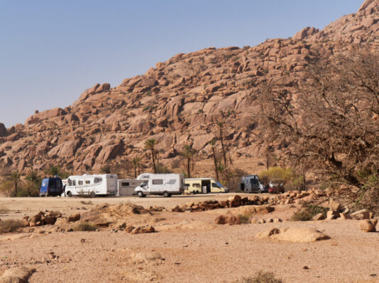 Mehrere Vans im Van Valley von Tafraoute