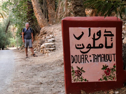 Marek in der Ait Mansour Schlucht vor Palmen