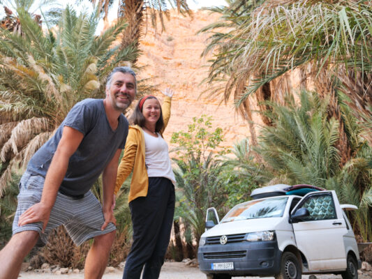 Martina und Marek stehen vor Franzek in der Schlucht von Ait Mansour