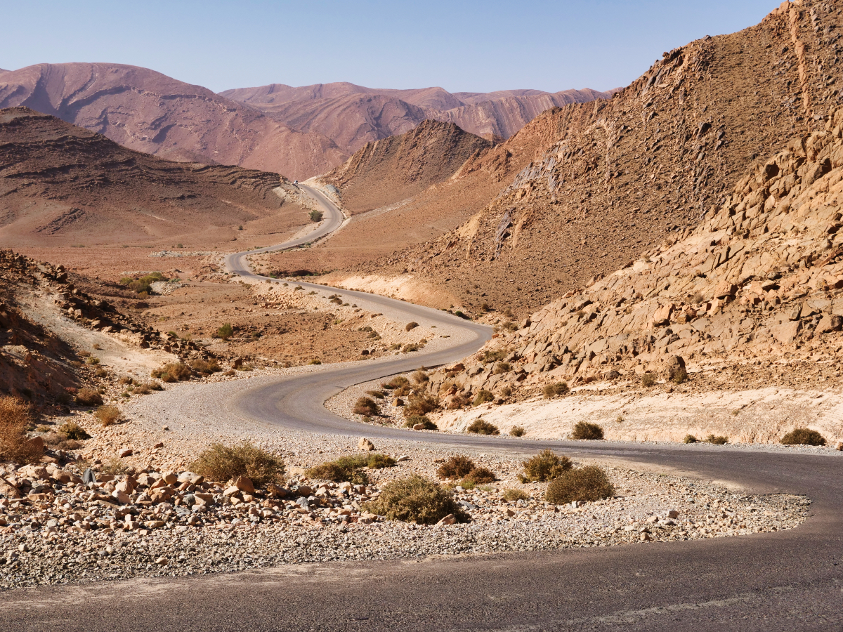 Camper Reiseplanung mit ChatGPT und Claude 3 Sich windende Straße im Anti-Atlas, Marokko