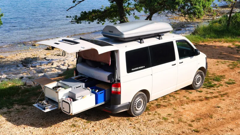 VW T5 mit Heckauszug-Campingbox am Stellplatz