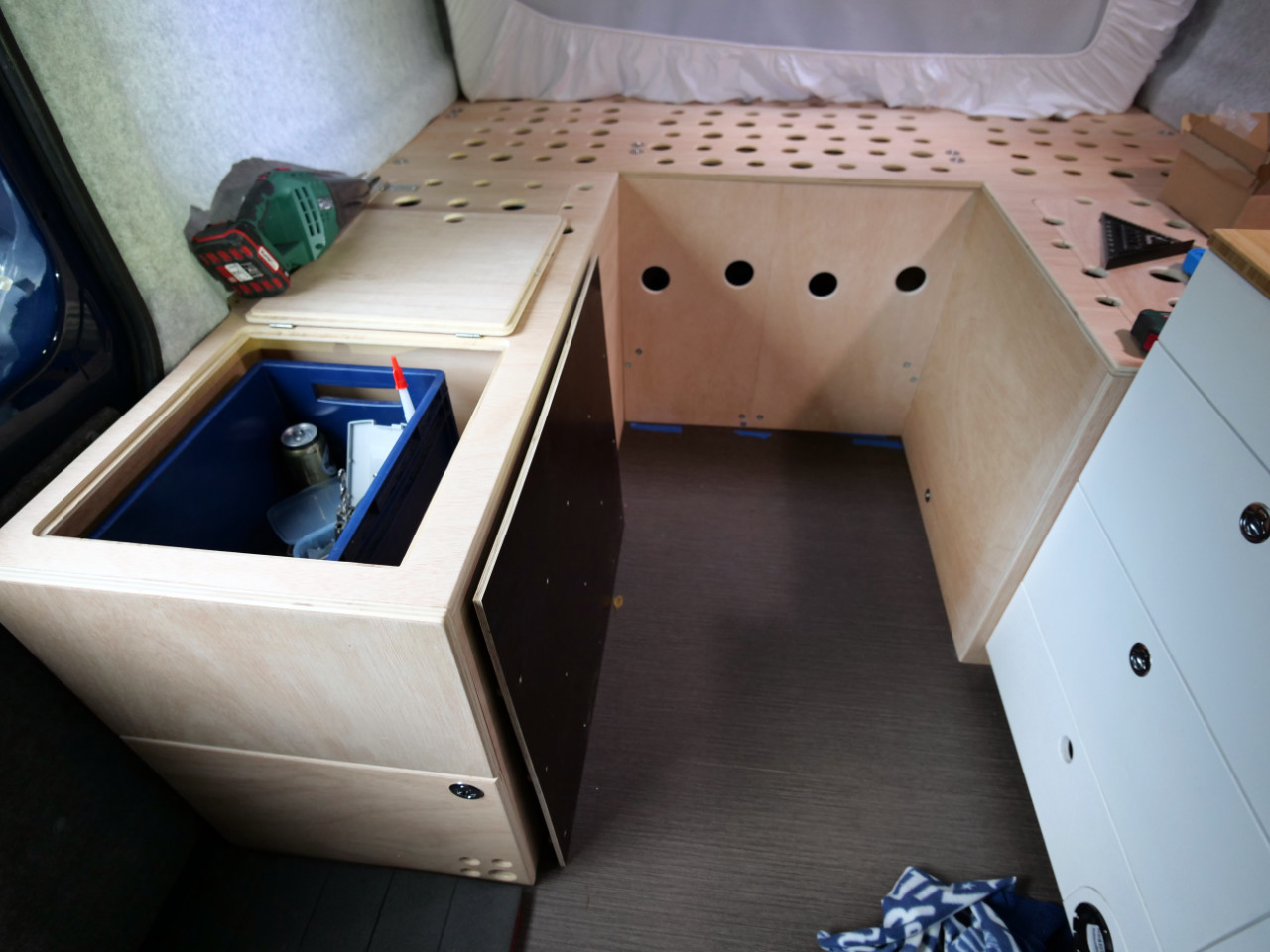 Bettkonstruktion aus Ilopailo Sperrholz in Camper