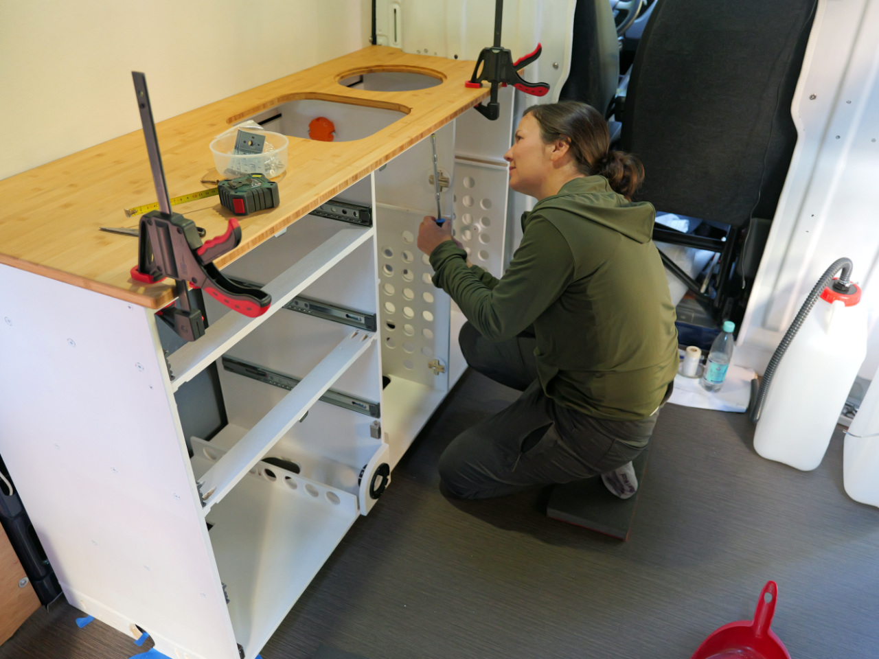 Montage des Küchenmoduls im Camper
