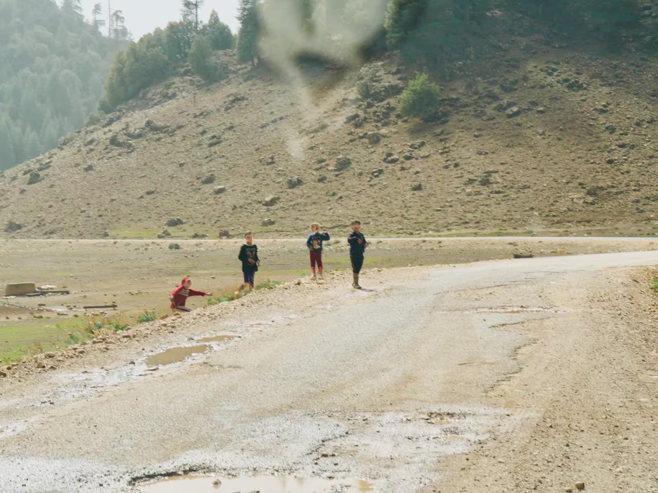 Marokko mit dem Camper – Alles, was du wissen musst (2026) 19 Bettelnde Kinder am Straßenrand im Mittleren Atlas