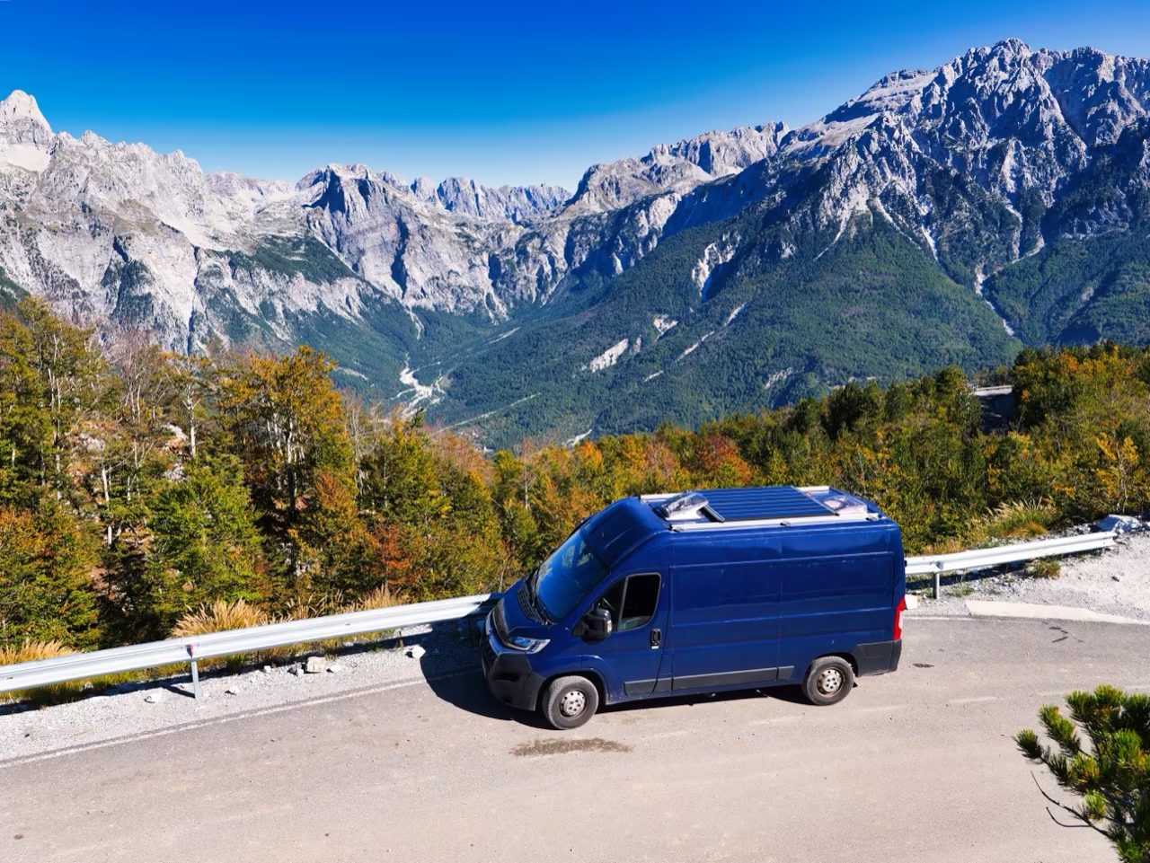 Albanien im Camper: Unsere Route & Geheimtipps für Vanlife 9 ein selbst ausgebauter Campervan von innen, ein Van beim Wildcampen in der Natur, ein Campervan auf einer malerischen Küstenstraße in Europa