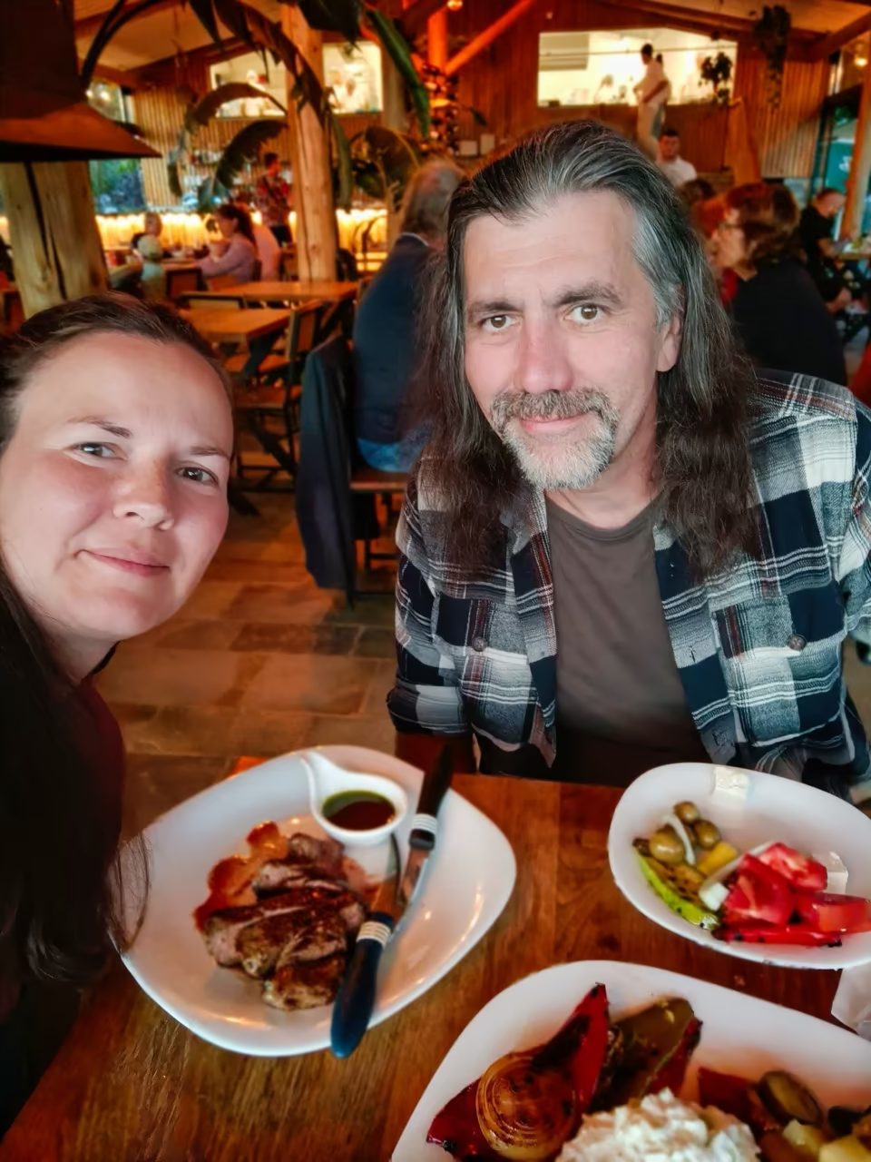 Albanien im Camper: Unsere Route & Geheimtipps für Vanlife 2 Essen im Restaurant in Albanien