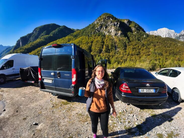 Albanien im Camper: Unsere Route & Geheimtipps für Vanlife 11 ein selbst ausgebauter Campervan in Theth