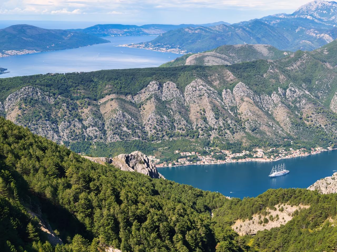 Reisen & Vanlife 2 Eine schöne Landschaft, Montenegro Kotor von Oben