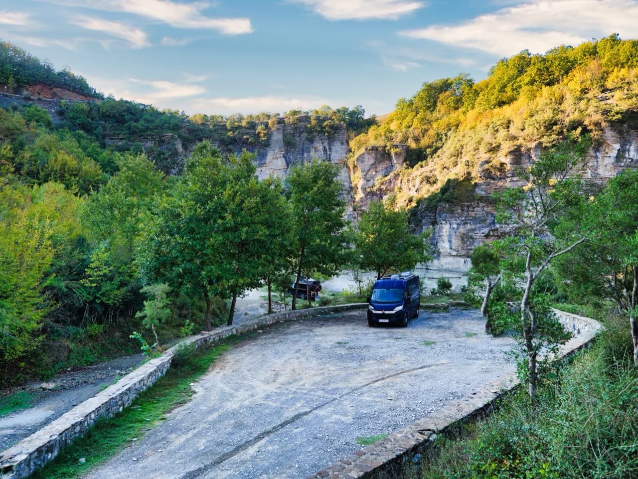 Albanien im Camper: Unsere Route & Geheimtipps für Vanlife 6 Auto, Campingbus, ein Van beim Wildcampen in der Natur