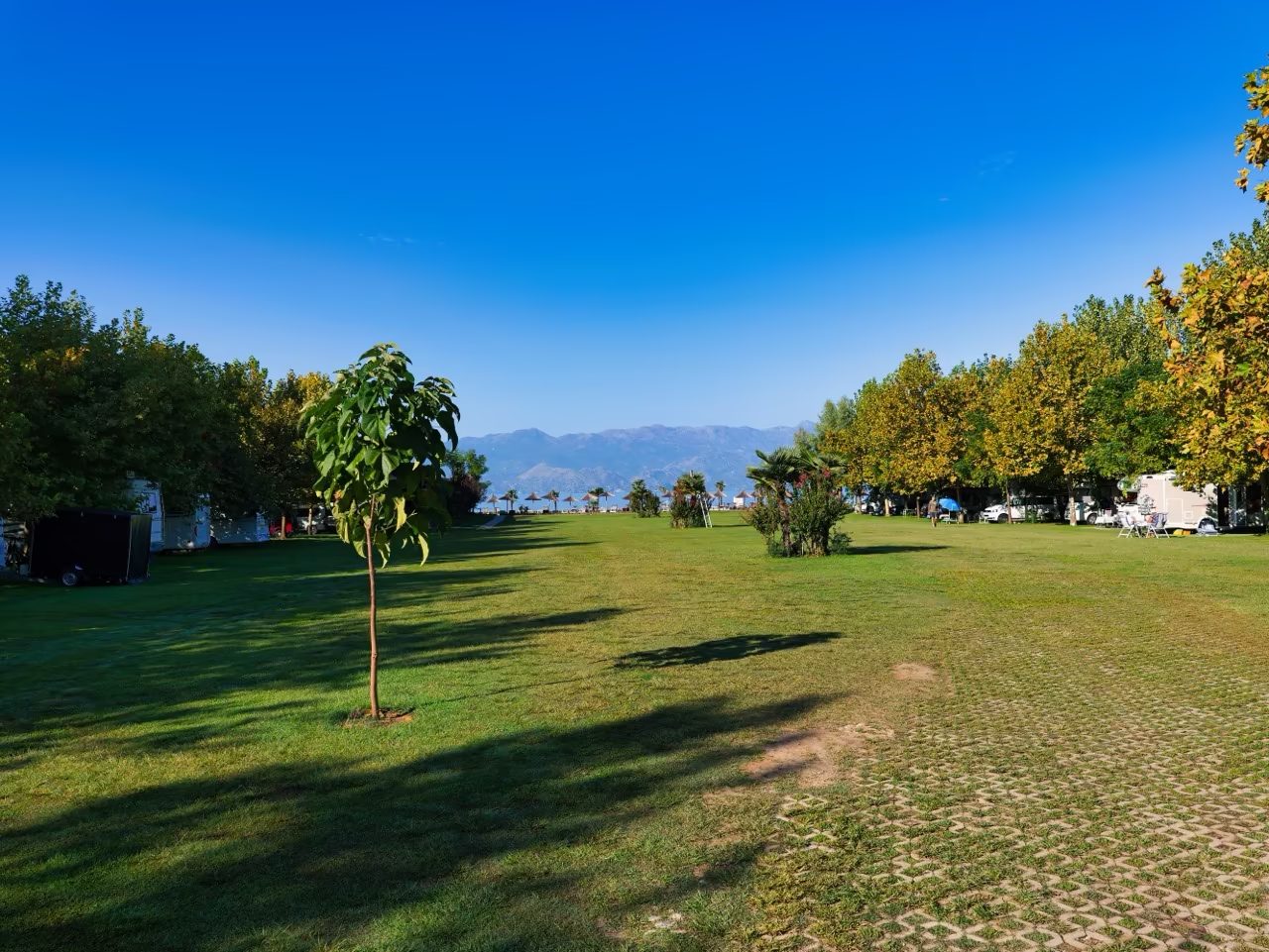 Albanien im Camper: Unsere Route & Geheimtipps für Vanlife 4 Campingmöbel, eine schöne Landschaft, Campingküche