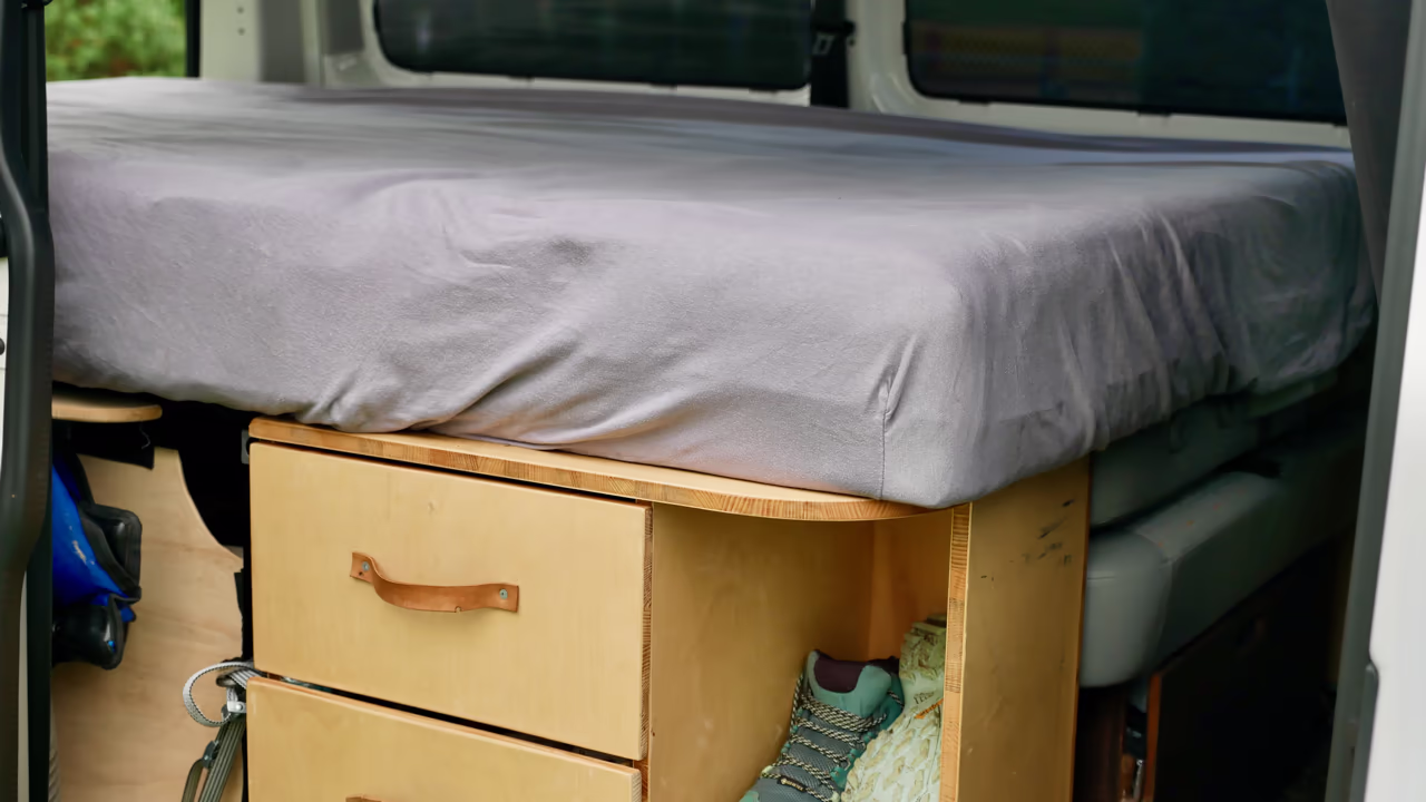 Umgeklappte Matratze auf Campingbox