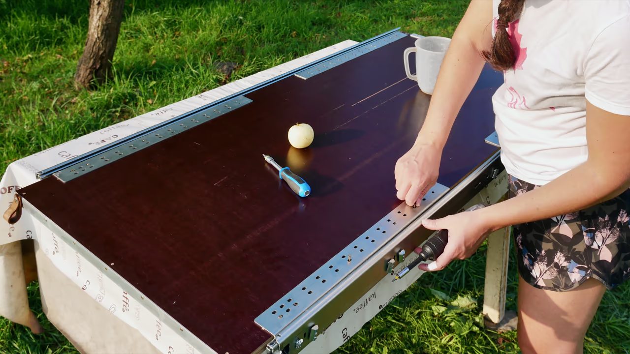 Bauanleitung – Modulare Aluprofil Campingbox für 330 € 30 Siebdruckplatte wird am Schwerlastauszug verschraubt