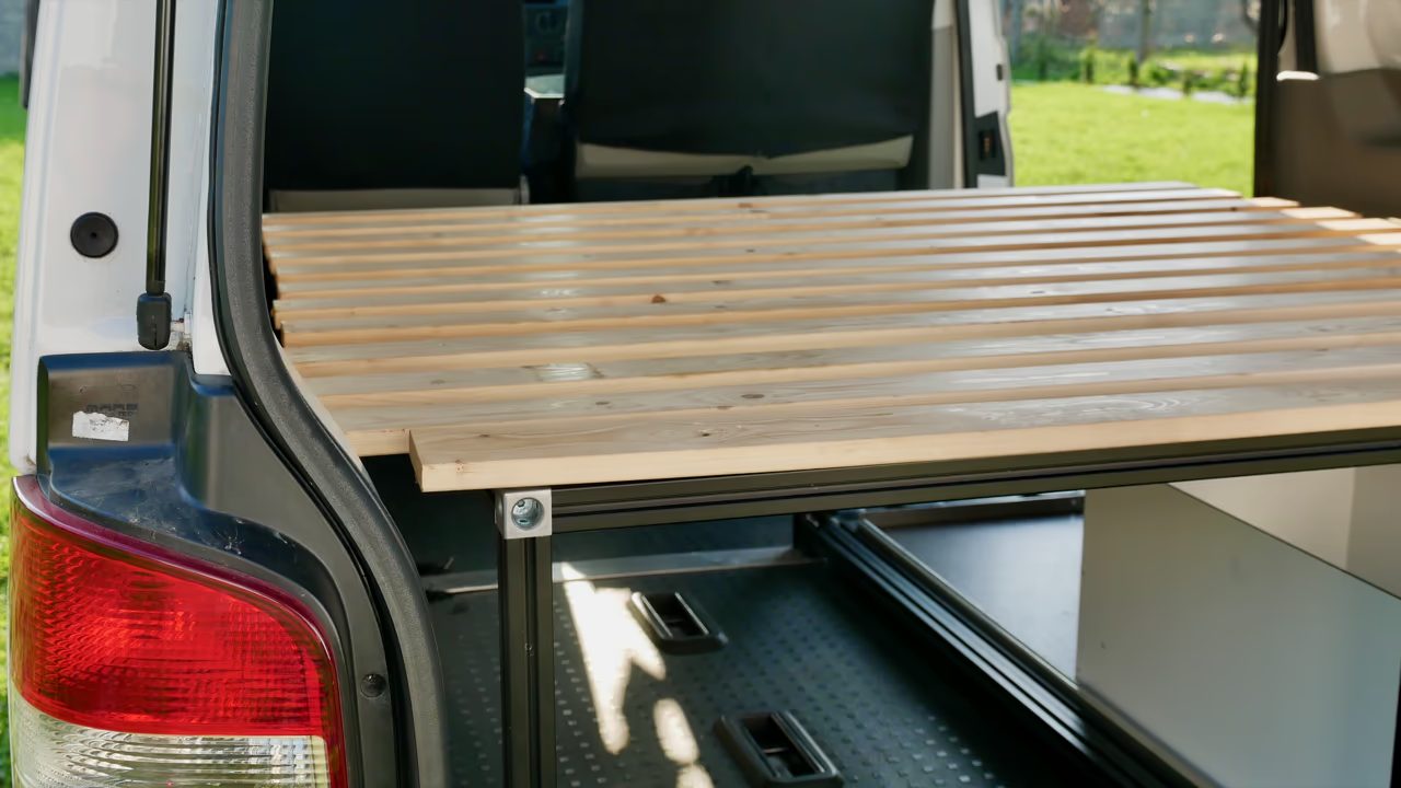 Bauanleitung – Modulare Aluprofil Campingbox für 330 € 31 Rollrost im T5 vor dem Ablängen