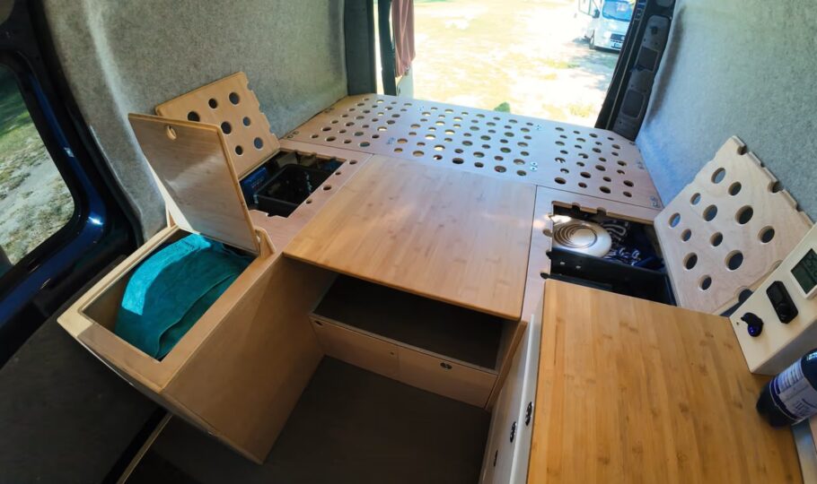 Wohnmobil Gewicht sparen: 53 kg weniger – nur 2.512 kg Leergewicht 1 Innenansicht Citroen Jumper Ausbau