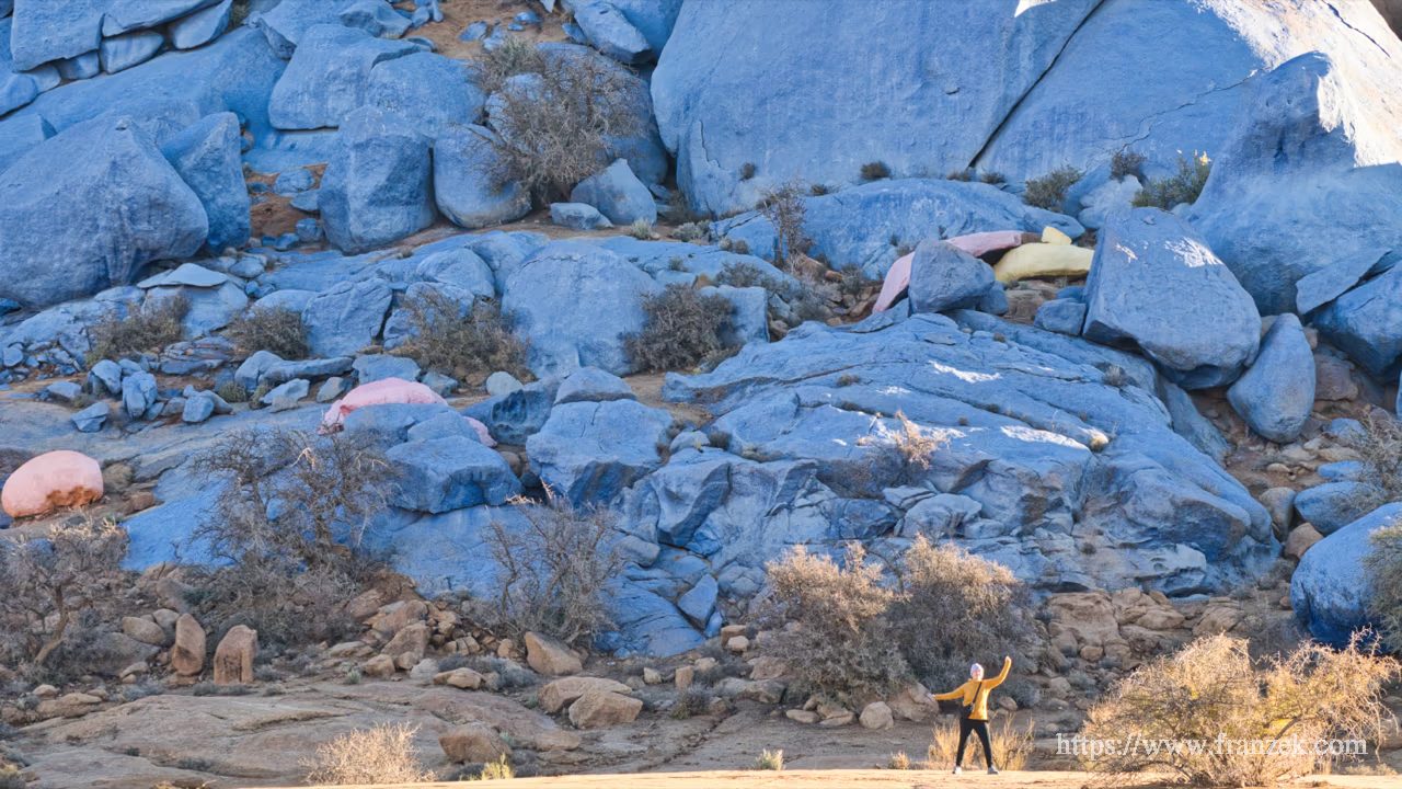 Süd-Marokko Mietwagen-Route: Kosten & Tipps (Anti-Atlas) 14 Frau vor riesigen Painted Rocks von Tafraoute