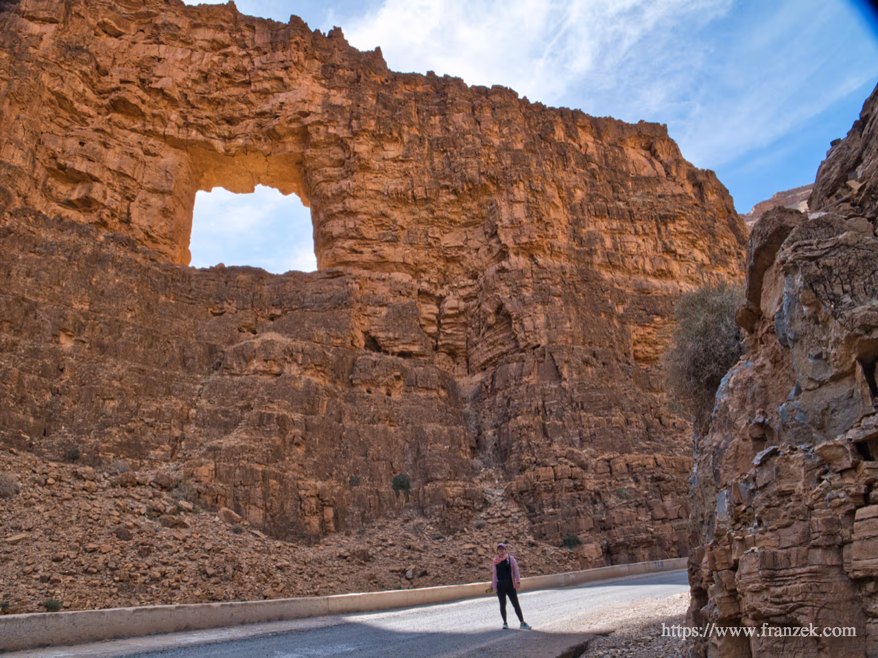 Süd-Marokko Mietwagen-Route: Kosten & Tipps (Anti-Atlas) 19 Das Fenster des Lebens – eine Öffnung im Fels zum Durchschauen