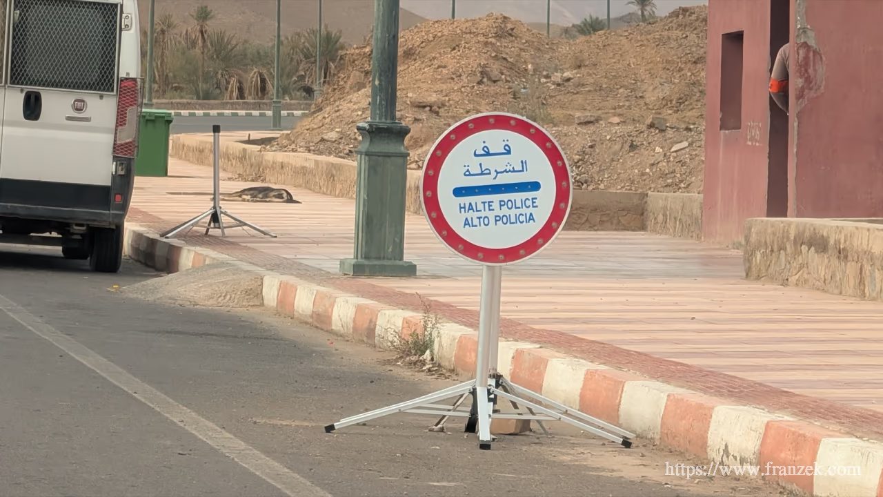 Süd-Marokko Mietwagen-Route: Kosten & Tipps (Anti-Atlas) 69 Halte Schild in Marokko