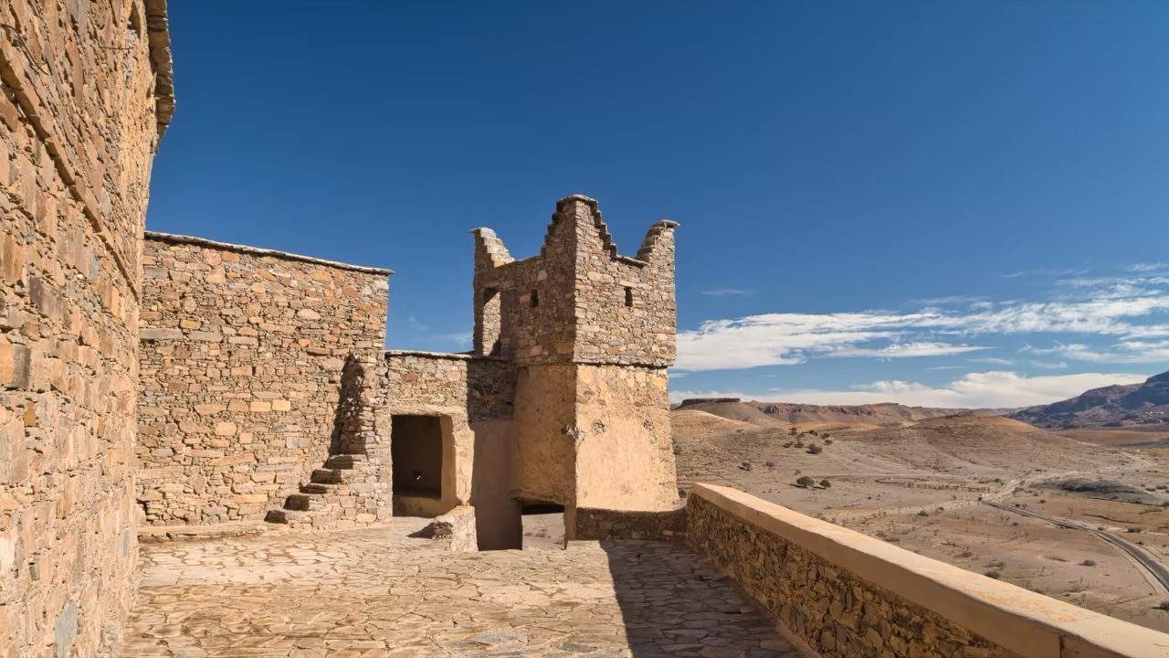 Süd-Marokko Mietwagen-Route: Kosten & Tipps (Anti-Atlas) 8 Ein Turm und Mauern in der Kasbah Tizourgane