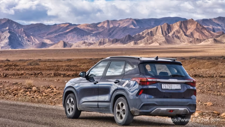 Süd-Marokko Mietwagen-Route: Kosten & Tipps (Anti-Atlas) 12 Ein SUV in Marokko vor Bergkulisse.