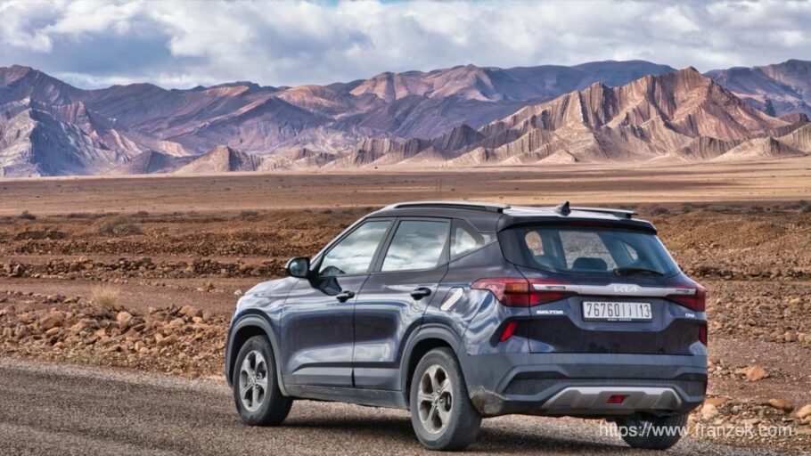 Süd-Marokko Mietwagen-Route: Kosten & Tipps (Anti-Atlas) 1 Ein SUV in Marokko vor Bergkulisse.