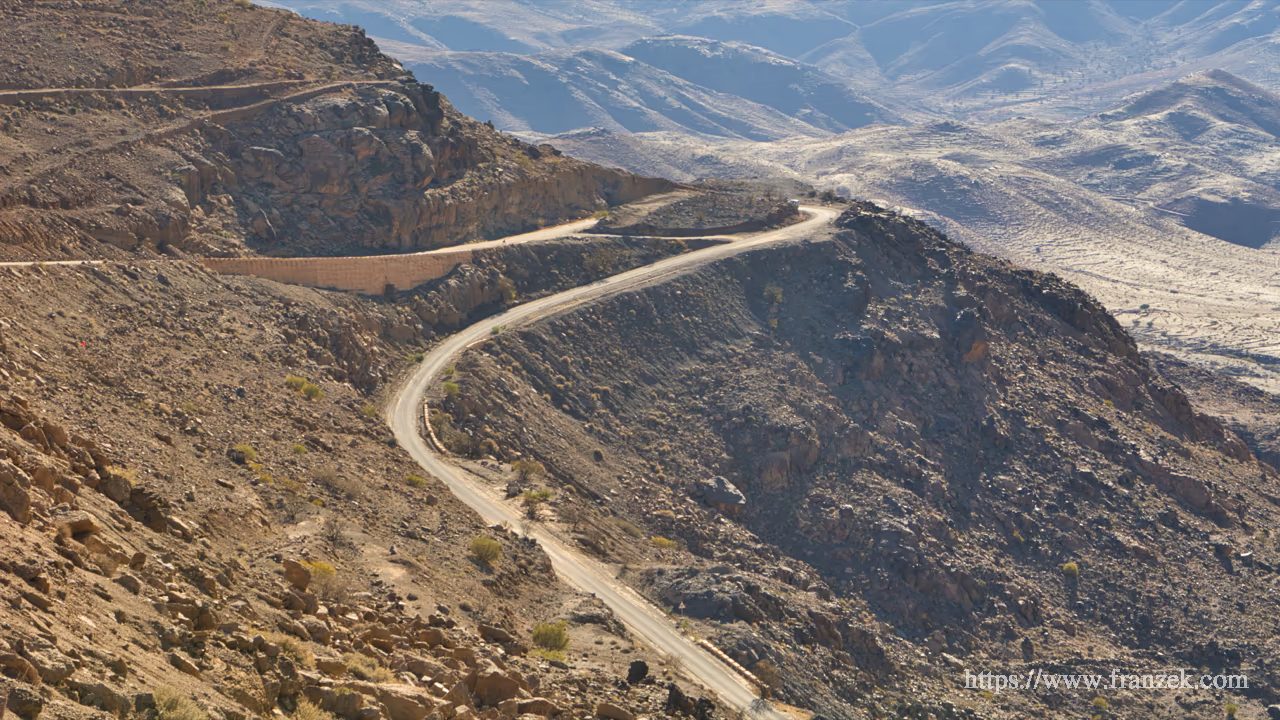 Süd-Marokko Mietwagen-Route: Kosten & Tipps (Anti-Atlas) 11 Die R104 Straße mit einer Serpentine, kurz vor dem Tal der Ammeln