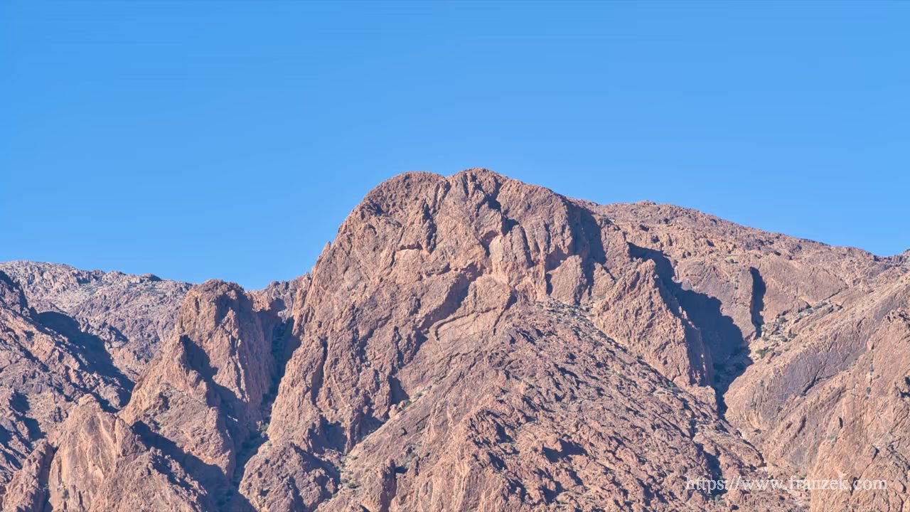 Süd-Marokko Mietwagen-Route: Kosten & Tipps (Anti-Atlas) 12 Massive, rötliche Granitfelsen der Tête de Lion bei Tafraoute unter klarem, blauem Himmel.