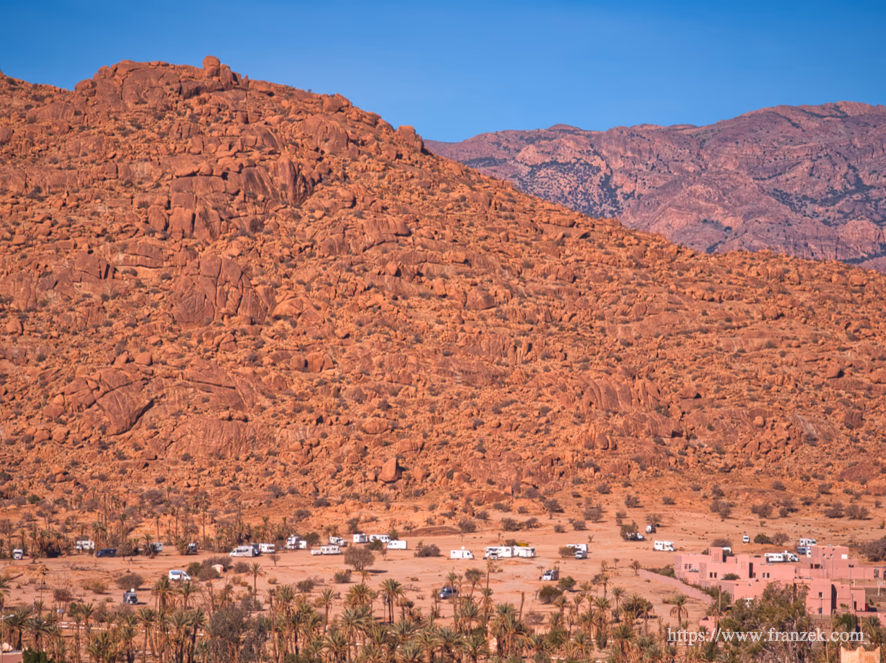 Süd-Marokko Mietwagen-Route: Kosten & Tipps (Anti-Atlas) 16 Camper Stellplatz vor Anti-Atlas Bergkulisse
