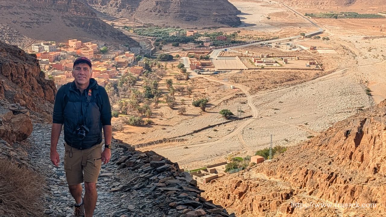 Süd-Marokko Mietwagen-Route: Kosten & Tipps (Anti-Atlas) 22 Mann auf einem steinigen Weg mit Landschaft im Hintergrund