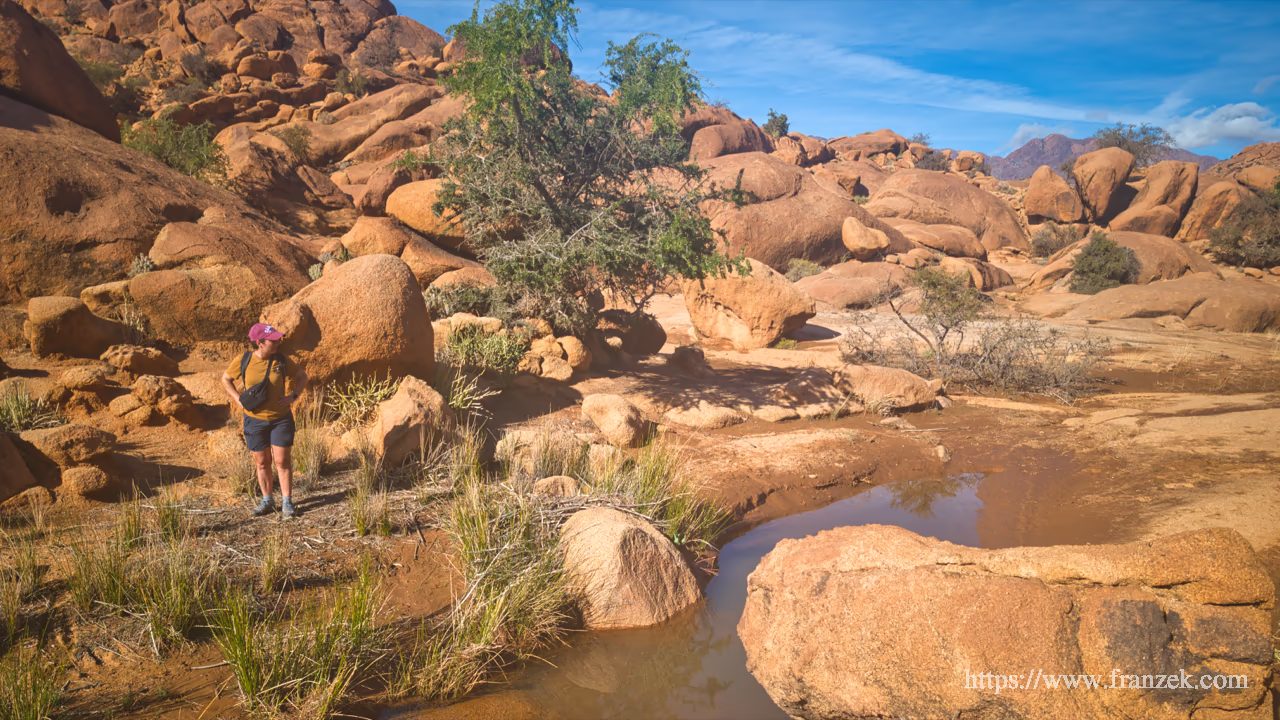 Süd-Marokko Mietwagen-Route: Kosten & Tipps (Anti-Atlas) 15 Wanderung durch die Granitlandschaft bei Tafraoute mit versteckten Gueltas
