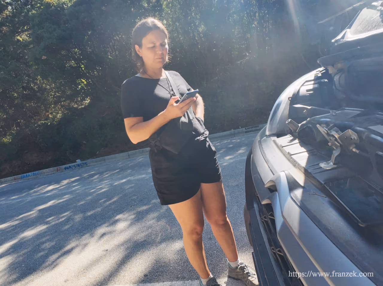 Wohnmobil Werkstatt Marokko: 4 Hotspots, Kosten & Ersatzteile (2026) 3 Eine Frau steht wartend neben einem Citroën Jumper mit offener Motorhaube am Straßenrand.