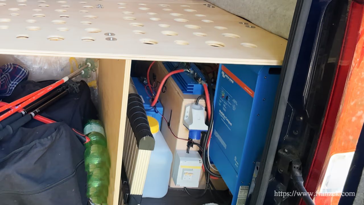 Induktionskochfeld Camper nachrüsten: Strom, Kosten & Einbau 2 Wechselrichter Multiplus 2000 und FI-Schutzschalter im Heck eines Wohnmobils