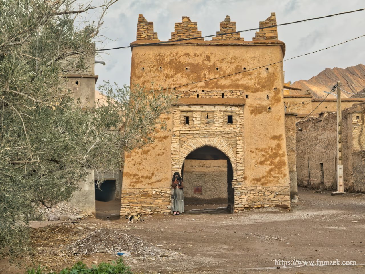 Marokko mit dem Camper – Alles, was du wissen musst (2026) 22 Kasbah-Tor mit traditionellem Eingang in Aït Kinne