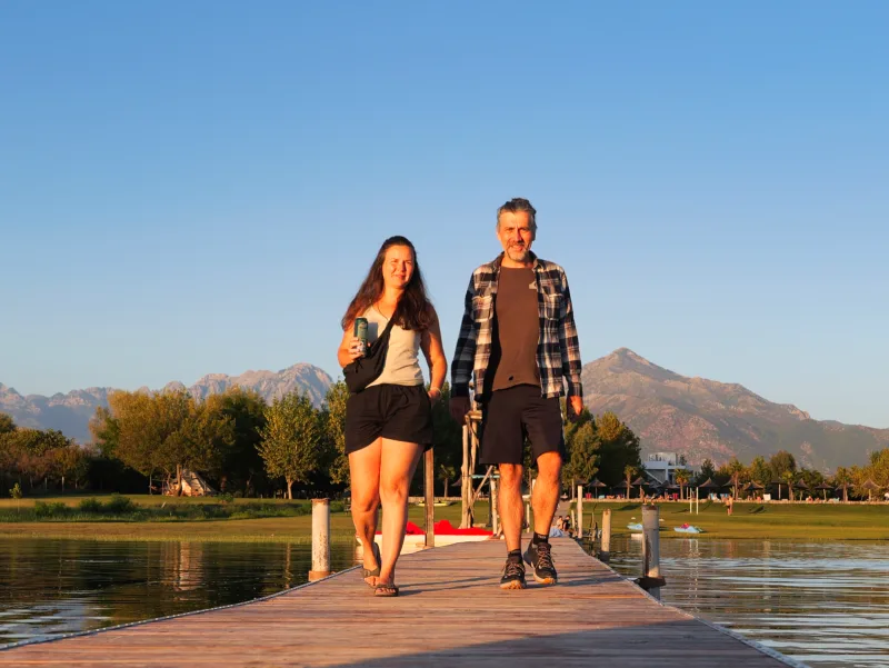 Startseite 12 Martina und Marek auf einem Holzsteg am See in Albanien