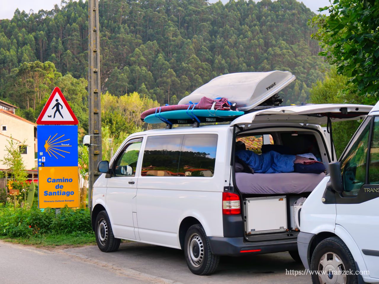 Freistehen mit dem Wohnmobil in Europa: Der komplette Länder-Guide (2026) 5 Camper am Strassenrand in Nordspanien