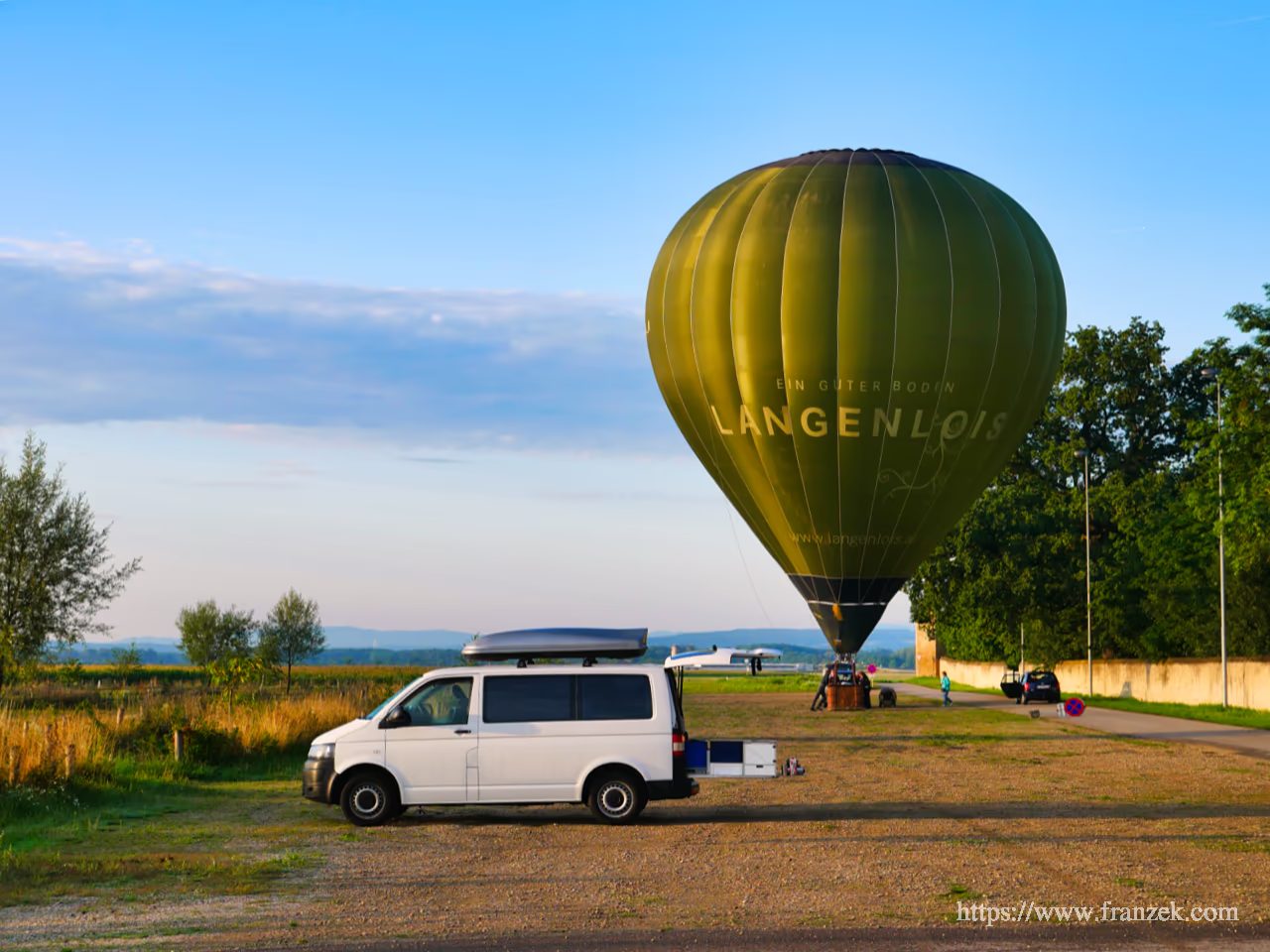 Freistehen mit dem Wohnmobil in Europa: Der komplette Länder-Guide (2026) 3 Camper und aufsteigender Ballon am Morgen